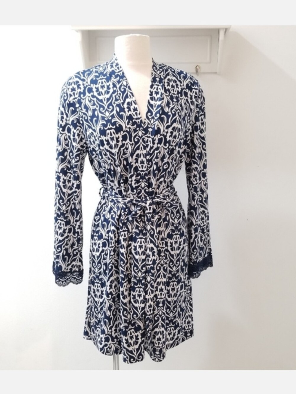 IN BLOOM By JONQUIL Taylor Lace Trim Wrap Bathrobe Navy & White Royal Print S-M